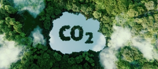 CO2 lettering spelled out in a lake seen from bird's eye view. / © iStockPhoto