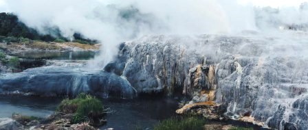 Hell's Gate - A geothermal reserve and mud spa in New Zealand / © Ginevra Austine (Unsplash)
